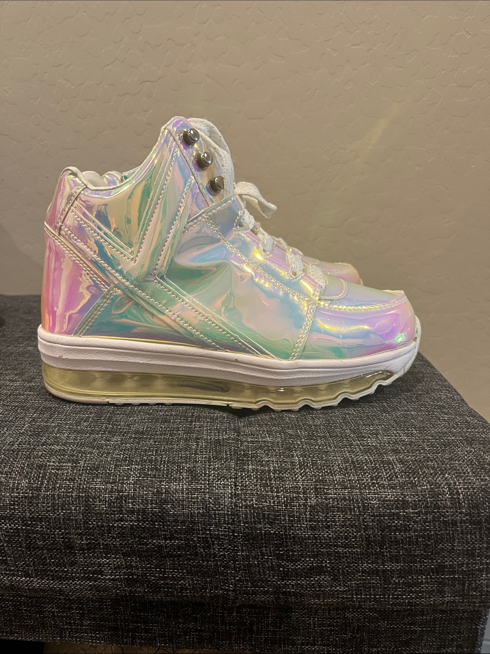 Women’s YRU Qozmo Aiire Iridescent High-Top Sneakers